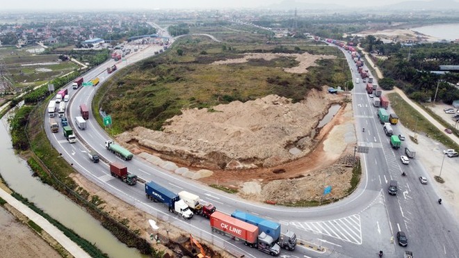 Xe tải, container nối đuôi hàng km trên cao tốc Hà Nội - Hải Phòng chờ khai báo y tế - Ảnh 10.