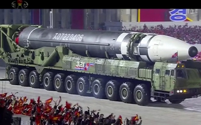 ICBM lớn nhất từ trước tới nay được Triều Tiên cho ra mắt trong lễ diễu binh ngày 10/10/2020. (Ảnh: Reuters)