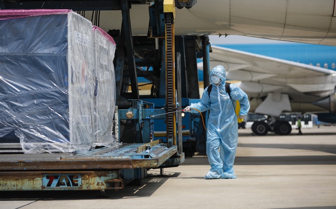 [ẢNH] Cận cảnh quy trình nghiêm ngặt vận chuyển 117.000 liều vắc xin Covid-19 đầu tiên từ máy bay ở Tân Sơn Nhất