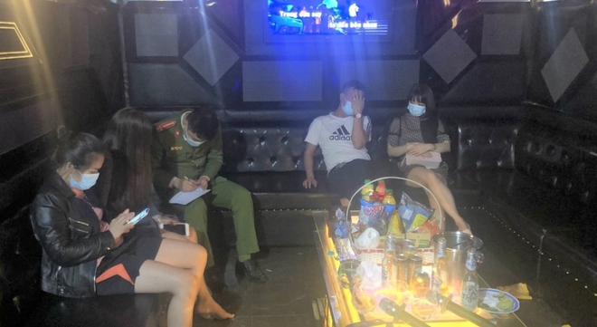 Bắt quả tang quán karaoke ở Ninh Bình vẫn cho khách và tay vịn hát; Thanh niên về Hải Dương ăn Tết không khai báo, đi nhậu nhiều nơi ở Đà Nẵng - Ảnh 1.