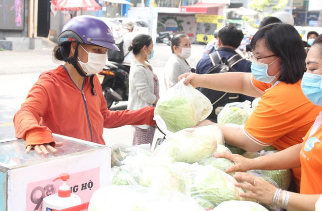 Người dân TPHCM hào hứng giải cứu nông sản Hải Dương - Ảnh 1.