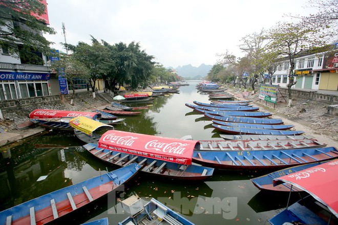 Chùa Hương vắng vẻ đìu hiu trong mùa dịch COVID-19 - Ảnh 4.