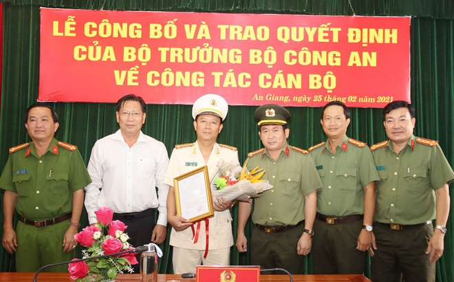 Thượng tá Lê Phú Thạnh cùng ông Trần An Thư - Phó Chủ tịch UBND tỉnh An Giang và Ban Giám đốc Công an tỉnh tại lễ Công bố và trao Quyết định của Bộ trưởng Bộ Công an về công tác cán bộ.