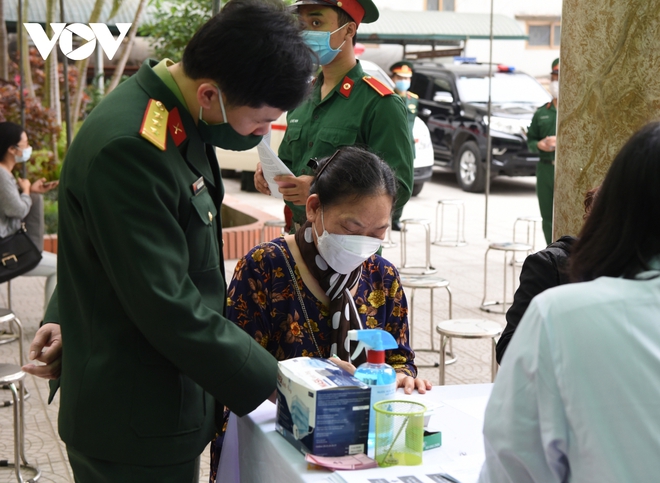 Cảnh chưa từng có dịp Rằm tháng Giêng tại ngôi chùa linh thiêng bậc nhất Hà Nội; 30 nam nữ ở HN bị phạt 60 triệu vì không đeo khẩu trang - Ảnh 3.