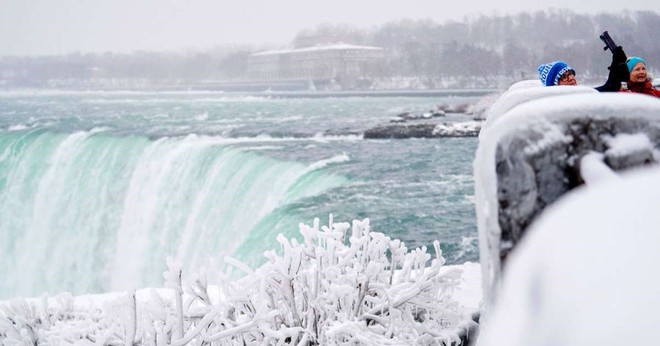 Thác Niagara đóng băng tạo ra khung cảnh ai nhìn cũng sửng sốt - Ảnh 1.