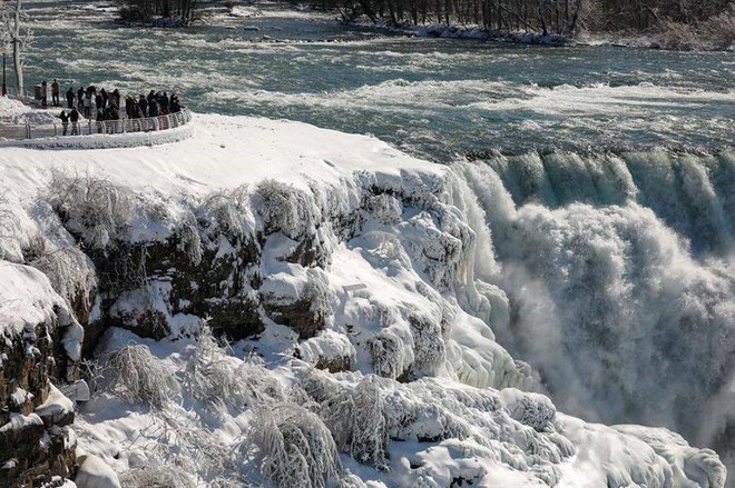 Thác Niagara đóng băng tạo ra khung cảnh ai nhìn cũng sửng sốt - Ảnh 3.