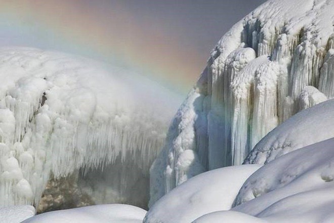 Thác Niagara đóng băng tạo ra khung cảnh ai nhìn cũng sửng sốt - Ảnh 4.