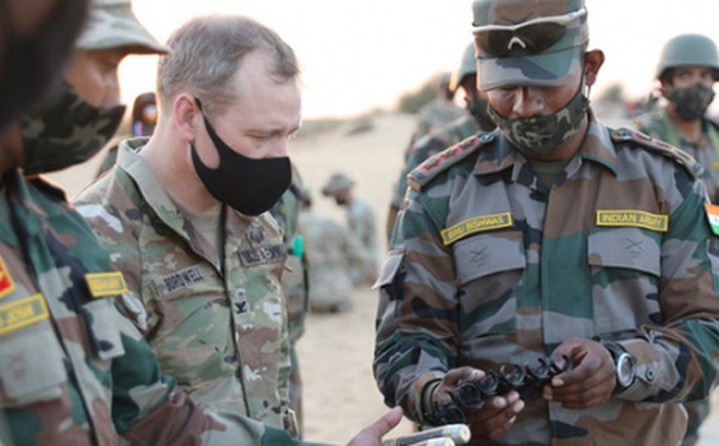 Quân đội Mỹ và Ấn Độ trao đổi trong cuộc tập trận chung ở Rajasthan. Ảnh: Twitter/US Embassy India.
