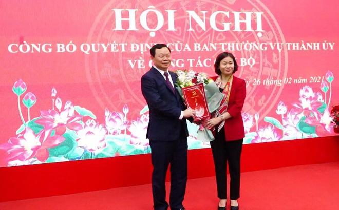 ​Phó Bí thư thường trực Thành ủy Hà Nội Nguyễn Thị Tuyến trao quyết định cho đông Đinh Trường Thọ chiều 26/2