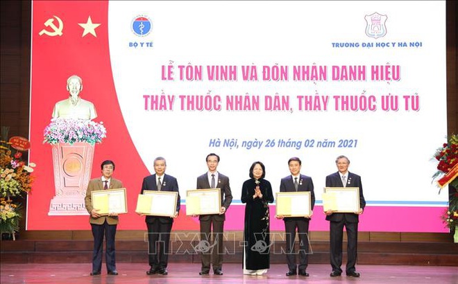 Phó Chủ tịch nước Đặng Thị Ngọc Thịnh trao Danh hiệu Thầy thuốc nhân dân cho 5 cá nhân thuộc Đại học Y Hà Nội. Ảnh: Minh Quyết/TTXVN