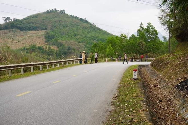Xe khách giường nằm lao xuống vực ở Tuyên Quang, 1 người tử vong - Ảnh 5. Xe khách giường nằm lao xuống vực ở Tuyên Quang, 1 người tử vong - Ảnh 5.