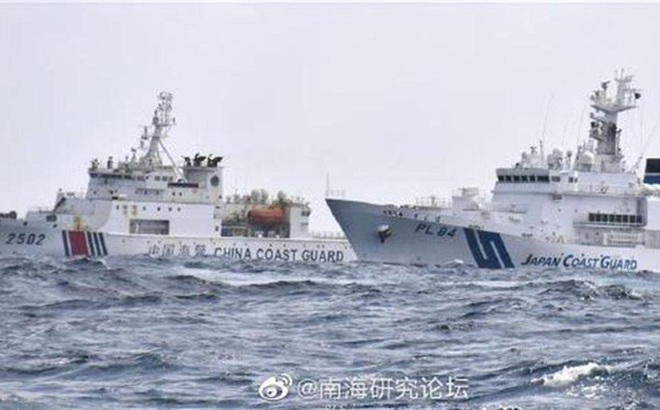 Tàu cảnh sát Biển Nhật xua đuổi tảu Hải cảnh Trung Quốc ở vùng biển quần đảo Senkaku/Điếu Ngư (Ảnh: Dwnews).
