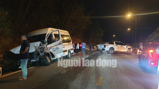 Tai nạn liên hoàn giữa 6 ô tô, 1 xe máy trên đèo Bảo Lộc: Có hai người kịp thời vứt xe máy bỏ chạy - Ảnh 1. Tai nạn liên hoàn giữa 6 ô tô, 1 xe máy trên đèo Bảo Lộc: Có hai người kịp thời vứt xe máy bỏ chạy - Ảnh 1.