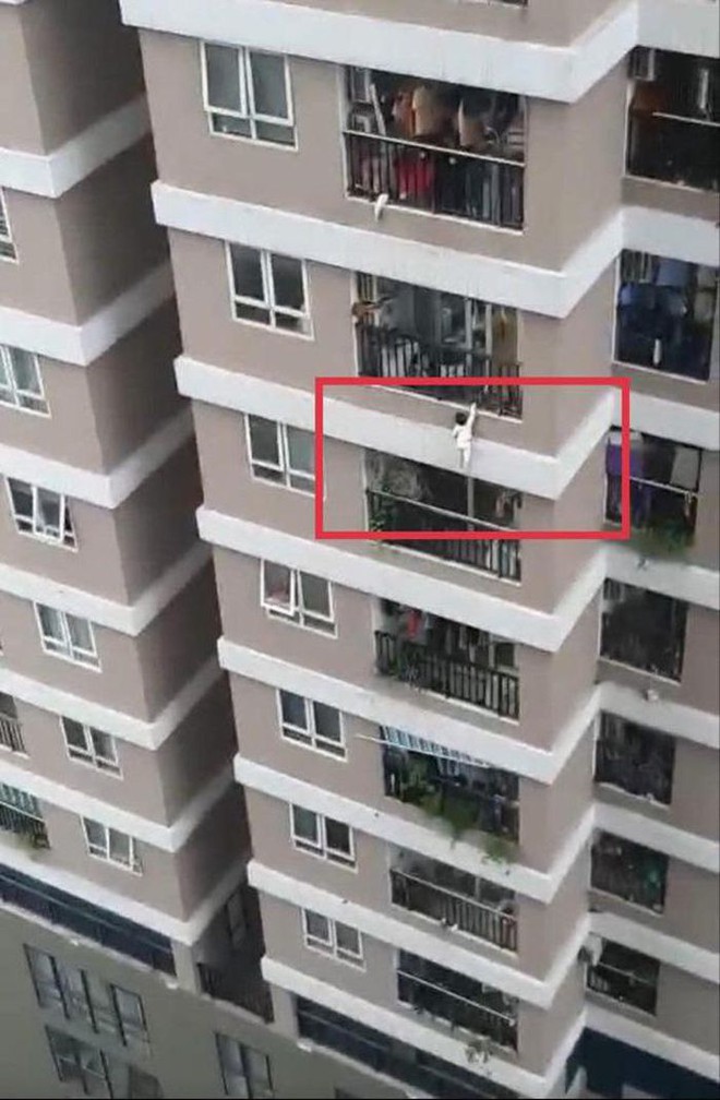 Bác sĩ Bệnh viện Nhi TƯ: Bé gái ngã từ tầng 12A chung cư đã tiếp xúc tốt, siêu âm không có dấu hiệu bất thường - Ảnh 2. Bác sĩ Bệnh viện Nhi TƯ: Bé gái ngã từ tầng 12A chung cư đã tiếp xúc tốt, siêu âm không có dấu hiệu bất thường - Ảnh 2.