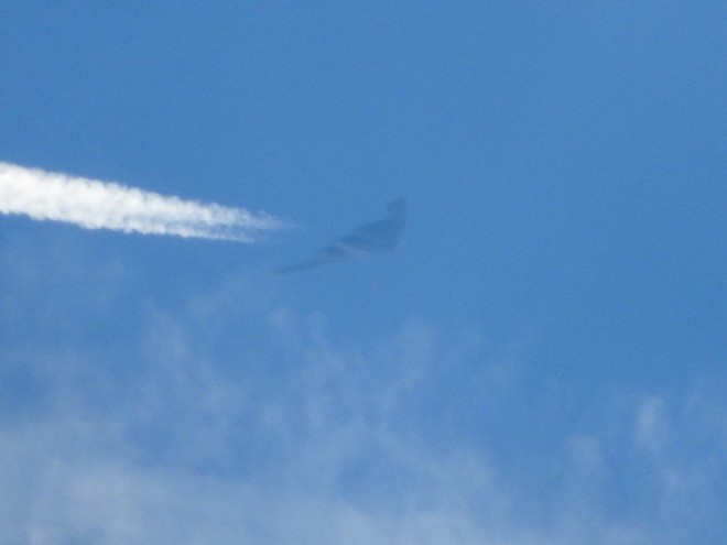 Video 3 oanh tạc cơ tàng hình B-2 bất ngờ xuất hiện trên bầu trời Mỹ - Ảnh 4.