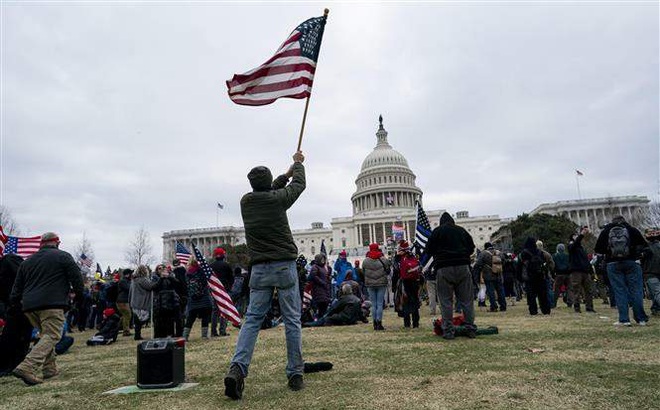 Người biểu tình tập trung gần Tòa nhà Quốc hội Mỹ ở Washington, DC ngày 6/1/2021. Ảnh: THX/TTXVN