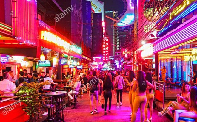 Đường Soi Cowboy, nơi tập trung cuộc sống về đêm của TP Bangkok. Ảnh: Alamy