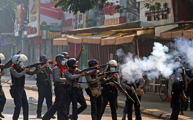 Cảnh sát chống bạo động Myanmar xịt hơi cay trong các cuộc biểu tình. Ảnh: Reuters