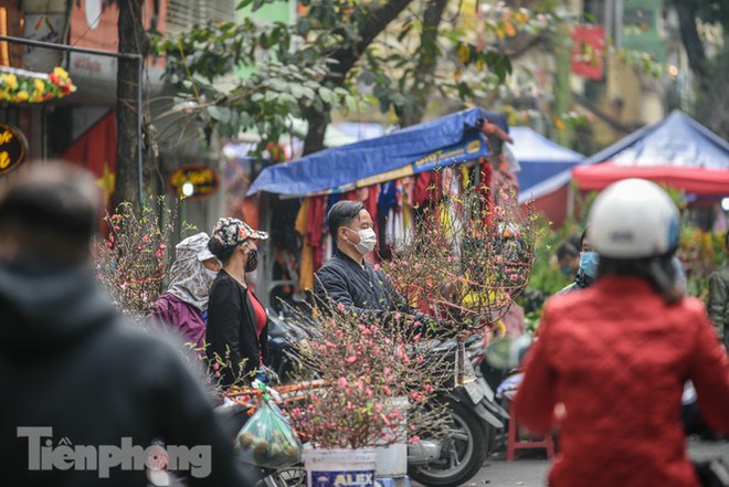 Ghé thăm chợ hoa cổ nhất Hà Nội giữa mùa dịch COVID-19 - Ảnh 7.