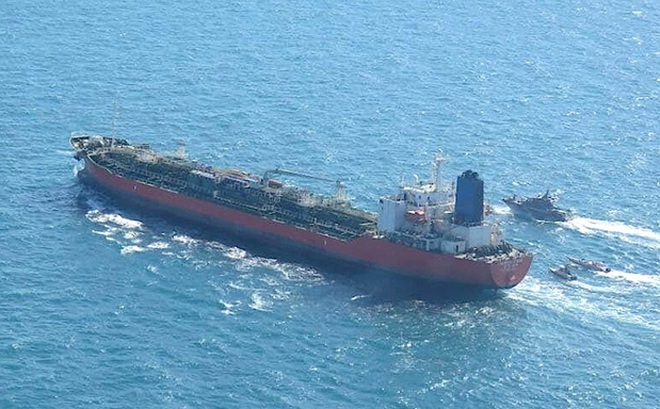 Tàu chở dầu mang cờ Hàn Quốc Hankuk Chemi bị các tàu của Iran áp giải. Ảnh: Tasmin News Agency