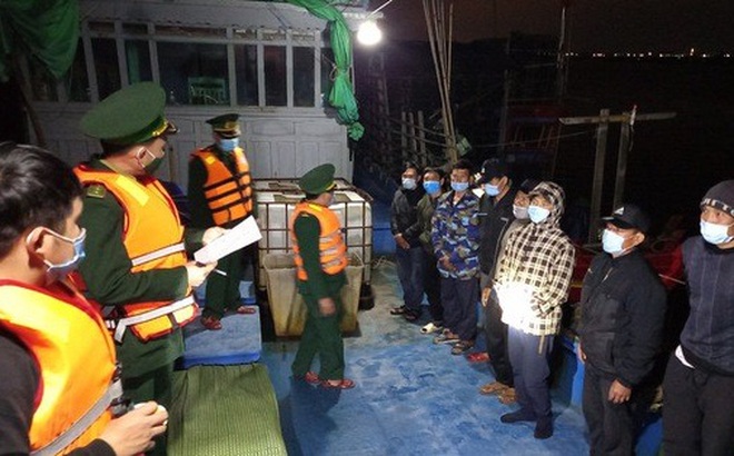 Lực lượng Biên phòng Thanh Hóa thực hiện khai báo y tế đối với 11 ngư dân - Ảnh: CTV