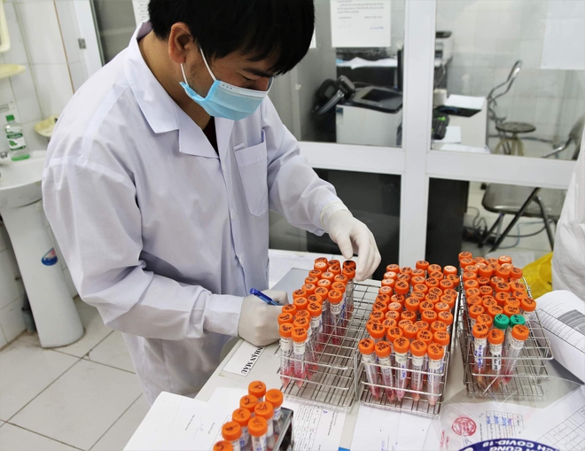Vết đỏ hằn trên giác mạc và bí mật bên trong nơi bắt sống virus Covid-19 tại Hải Dương - Ảnh 1. Vết đỏ hằn trên giác mạc và bí mật bên trong nơi bắt sống virus Covid-19 tại Hải Dương - Ảnh 1.