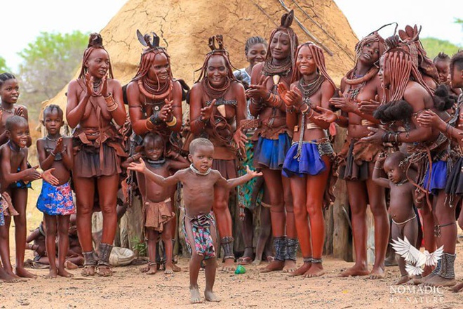 Lạ kỳ bộ lạc Himba chỉ tắm nước một lần trước khi cưới và làm sạch người bằng những giọt mồ hôi - Ảnh 1.