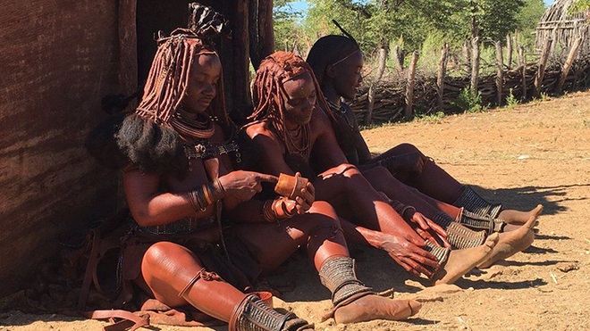 Lạ kỳ bộ lạc Himba chỉ tắm nước một lần trước khi cưới và làm sạch người bằng những giọt mồ hôi - Ảnh 2.