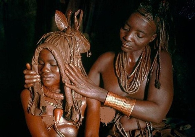 Lạ kỳ bộ lạc Himba chỉ tắm nước một lần trước khi cưới và làm sạch người bằng những giọt mồ hôi - Ảnh 7.