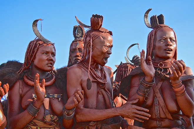 Lạ kỳ bộ lạc Himba chỉ tắm nước một lần trước khi cưới và làm sạch người bằng những giọt mồ hôi - Ảnh 8.