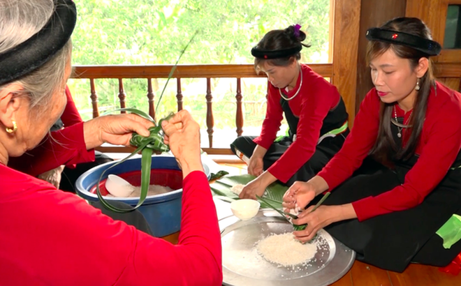 Bà Lê cùng những người phụ nữ Cao Lan trong thôn làm bánh ngày cận Tết.