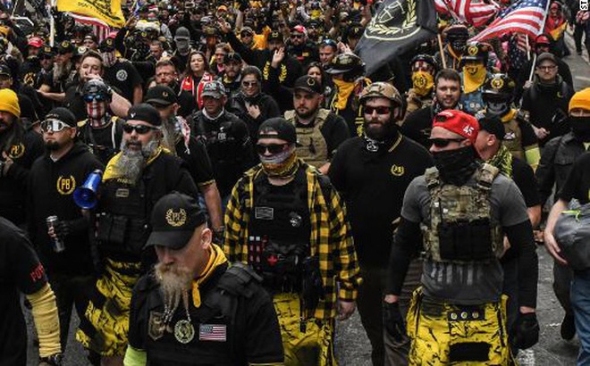 Thành viên Proud Boys tuần hành ngày 12/12/2020 ở Washington DC. Ảnh: Getty Images