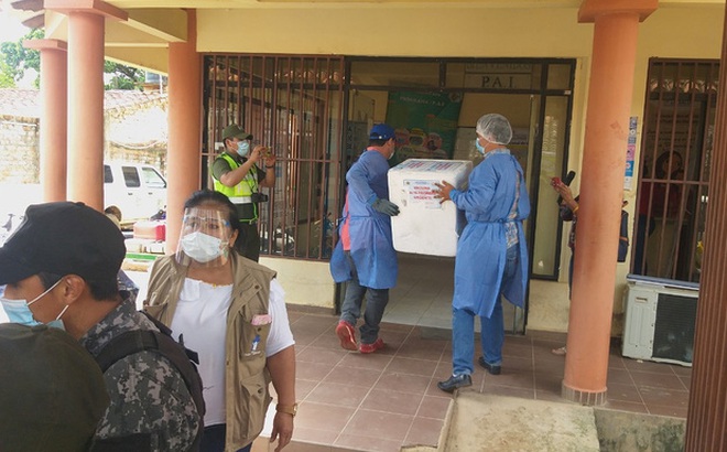 Nhân viên y tế vận chuyển vắc-xin Sputnik V tại TP Trinidad - Bolivia hôm 1-2Ảnh: Reuters