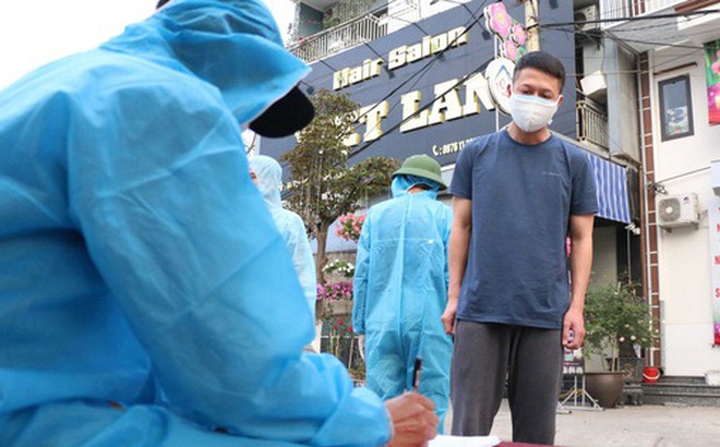 Khai báo y tế tại chốt phòng chống dịch Covid-19 thị xã Đông Triều (Quảng Ninh)