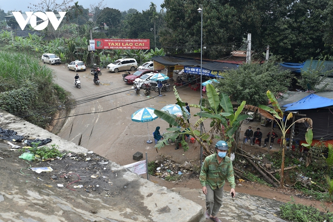 Hàng trăm người vượt rào cao tốc Nội Bài – Lào Cai mỗi ngày - Ảnh 2.