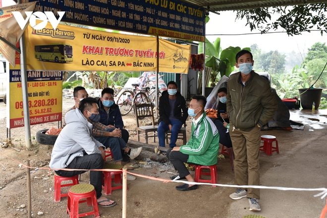 Hàng trăm người vượt rào cao tốc Nội Bài – Lào Cai mỗi ngày - Ảnh 4.