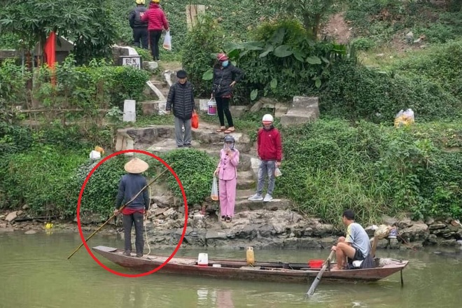 Trên bờ phóng sinh, dưới sông vợt cá, cộng đồng mạng phẫn nộ, lắc đầu ngao ngán - Ảnh 4.