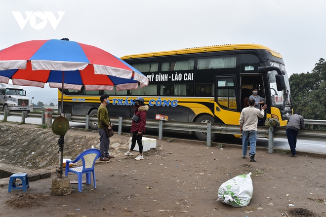 Hàng trăm người vượt rào cao tốc Nội Bài – Lào Cai mỗi ngày - Ảnh 7.