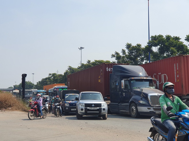 Xe tải và container đang bịt kín cửa ngõ phía Đông TP HCM - Ảnh 7.