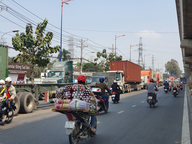 Xe tải và container đang bịt kín cửa ngõ phía Đông TP HCM - Ảnh 9.