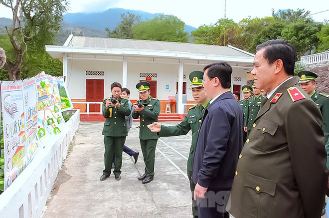 ‘Thế giới và cuộc chiến chống COVID-19’ trên nét vẽ của Bộ đội Biên phòng - Ảnh 9.