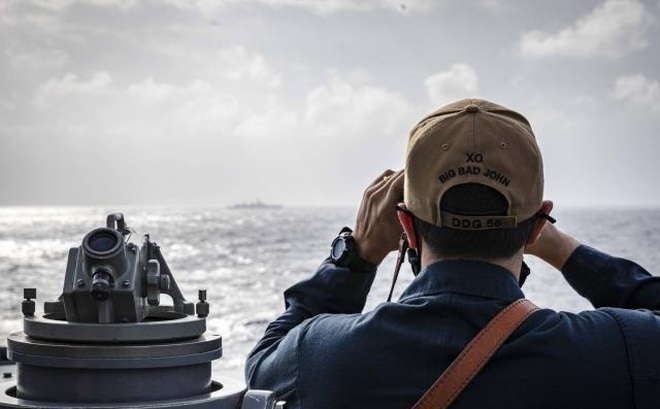 Sỹ quan trên tàu USS John S. McCain quan sát một tàu ở phía xa trong chuyến tuần tra tự do hàng hải ở Biển Đông ngày 5.2.