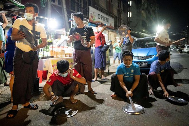 Myanmar: Dân tránh gọi điện thoại, dùng mật mã vì sợ bị nghe lén - Ảnh 8.