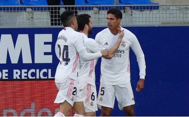 Varane tỏa sáng rực rỡ, Real Madrid ngược dòng kịch tính trước Huesca