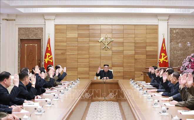 Nhà lãnh đạo Triều Tiên Kim Jong-un (giữa) chủ trì Hội nghị Bộ Chính trị Ban chấp hành Trung ương Đảng Lao động Triều Tiên tại Bình Nhưỡng ngày 10/4/2019. Ảnh (tư liệu): AFP/TTXVN