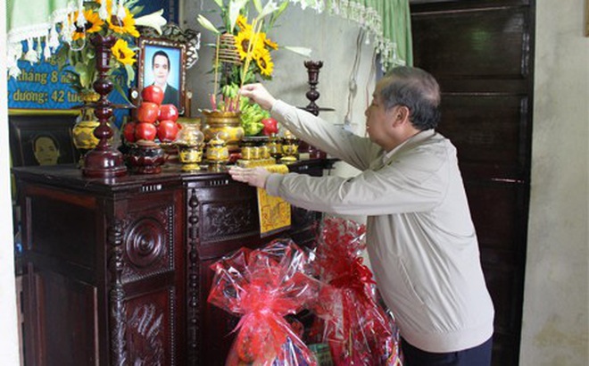 Ông Phan Ngọc Thọ thăm gia đình và thắp hương tưởng nhớ liệt sĩ Nguyễn Văn Bình, cố Chủ tịch UBND huyện Phong Điền - người hy sinh khi làm nhiệm vụ cứu hộ, cứu nạn tại thuỷ điện Rào Trăng 3 hồi tháng 10/2020.