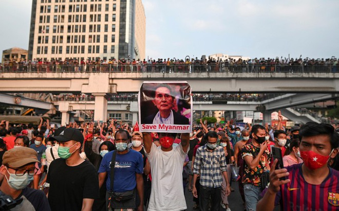 Người dân Myanmar biểu tình ngày 6/2. Ảnh: Reuters