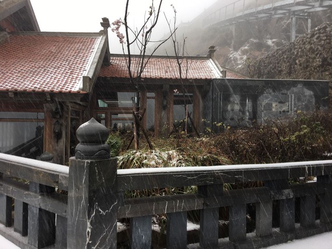 Tuyết bất ngờ rơi phủ trắng đỉnh Fansipan ngày cuối năm - Ảnh 4.