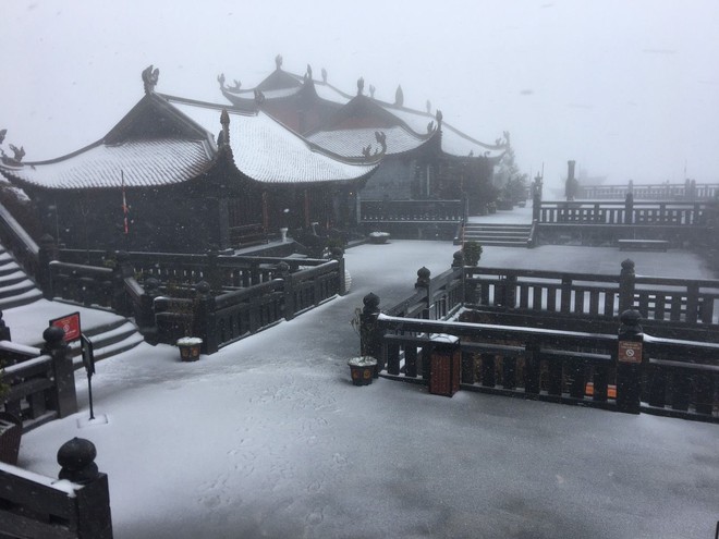 Tuyết bất ngờ rơi phủ trắng đỉnh Fansipan ngày cuối năm - Ảnh 6.