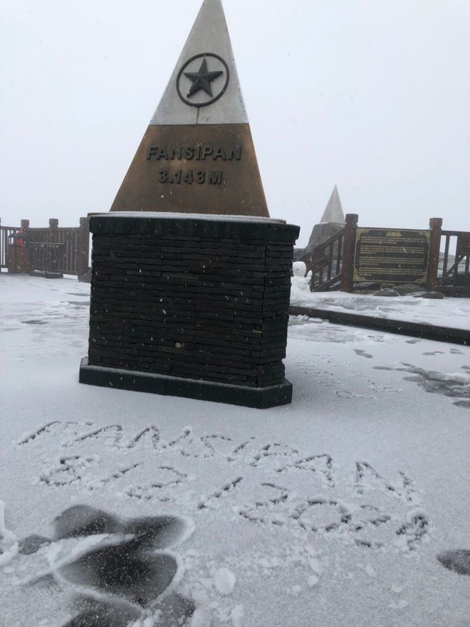 Tuyết bất ngờ rơi phủ trắng đỉnh Fansipan ngày cuối năm - Ảnh 3.